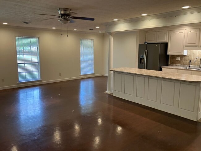 Building Photo - 2310 Redbud Ln