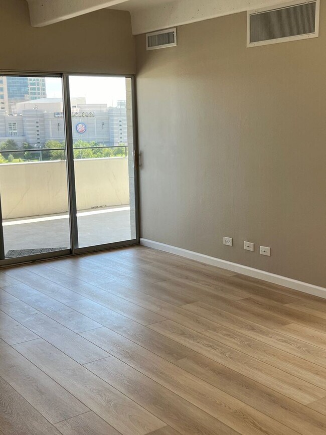 Foto del edificio - NEW RENOVATION - 2 Bedroom High Rise Condo...