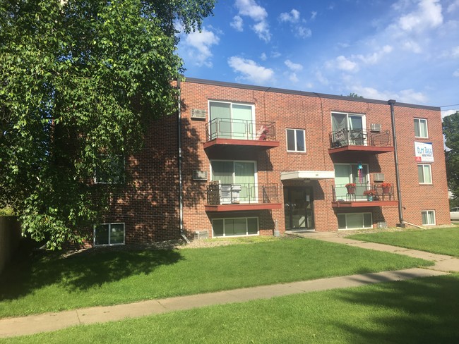 Building Photo - Elm Tree Apartments