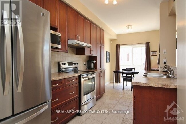 Building Photo - 615 Pepperville Crescent