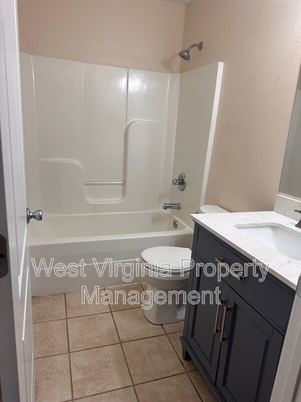 Foto del edificio - 108 Wickham Ave