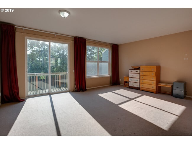Building Photo - 13030 SW Caddy Place - Tri-Level Townhome