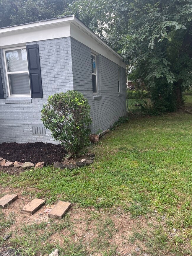 Side view - 1029 Justice Ave
