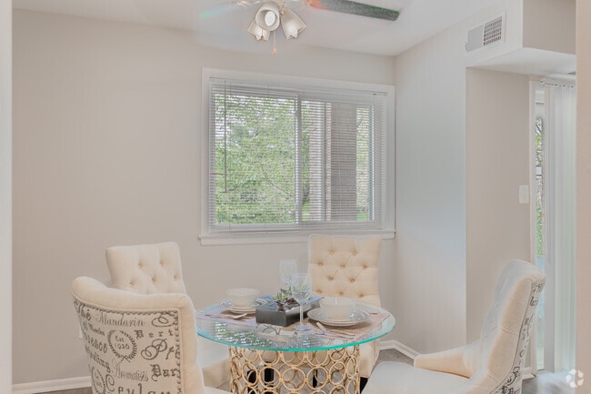 2BR, 1BA - 946SF - South Port