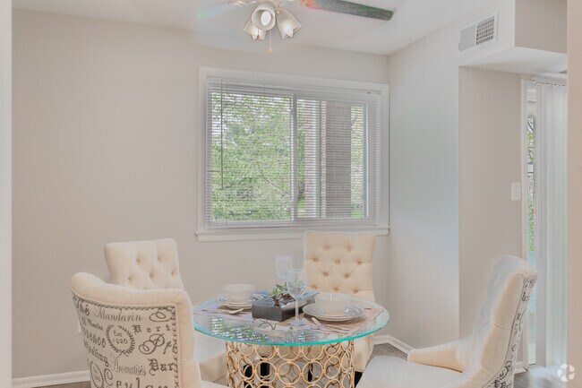 2BR, 1BA - 946SF - South Port