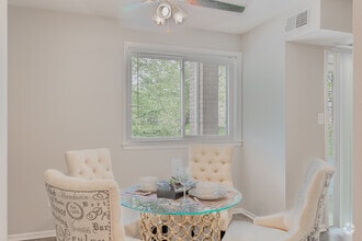 2BR, 1BA - 946SF - South Port