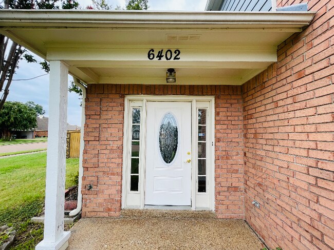 Foto del edificio - 6402 Persimmon View Dr
