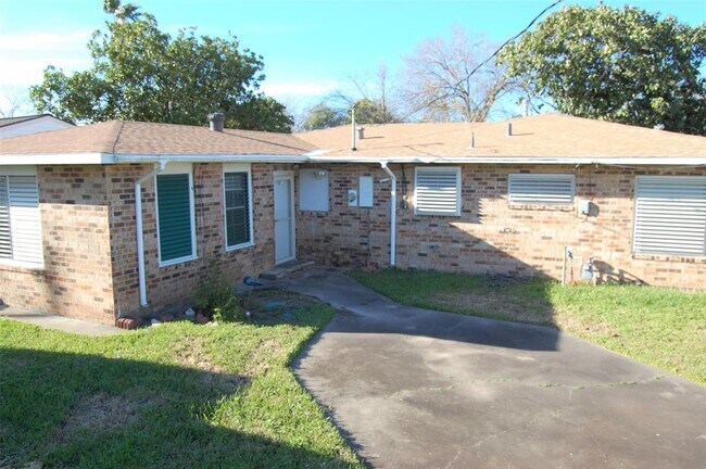 Building Photo - 115 Barracuda Ave