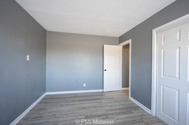 Building Photo - Charming 2 Bed, 1 Bath Apartment in Indian...