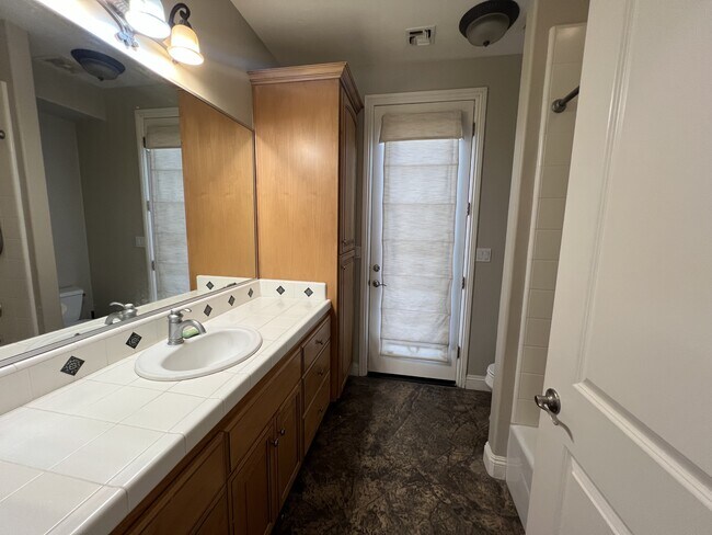 Foto del edificio - 1700 Briercliff Ct