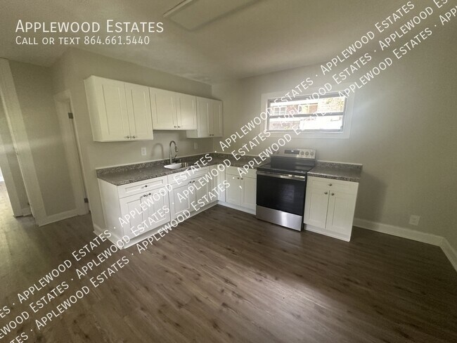 Foto del edificio - 114 Brookside Rd