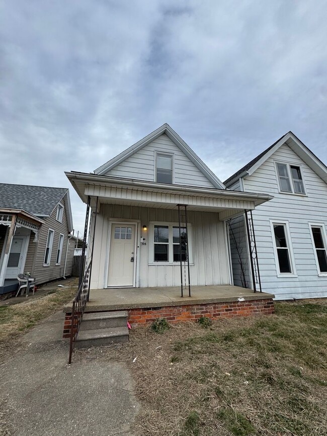 Building Photo - 106 E Maryland St