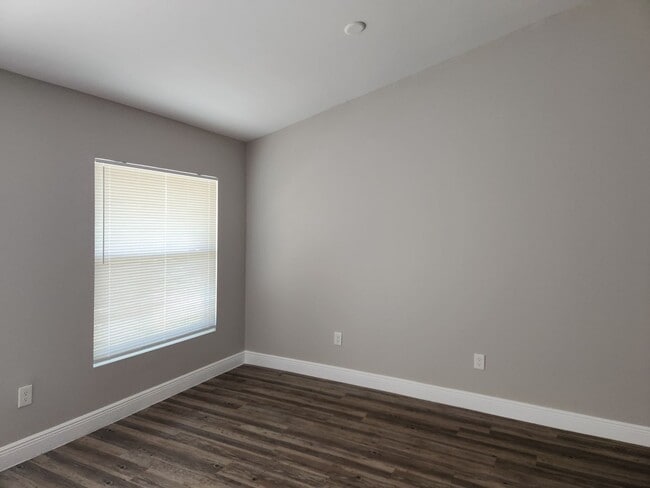 Building Photo - 5012 Dolphin Ct