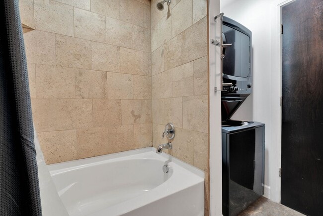 Building Photo - Modern Condo in Downtown San Antonio!