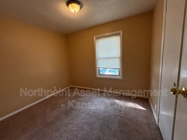 Foto del edificio - 6510 E 155th St