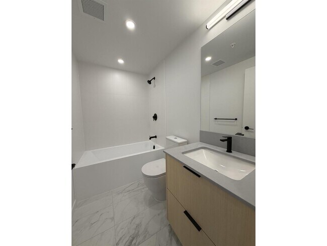 Photo du bâtiment - 13738 Central Ave