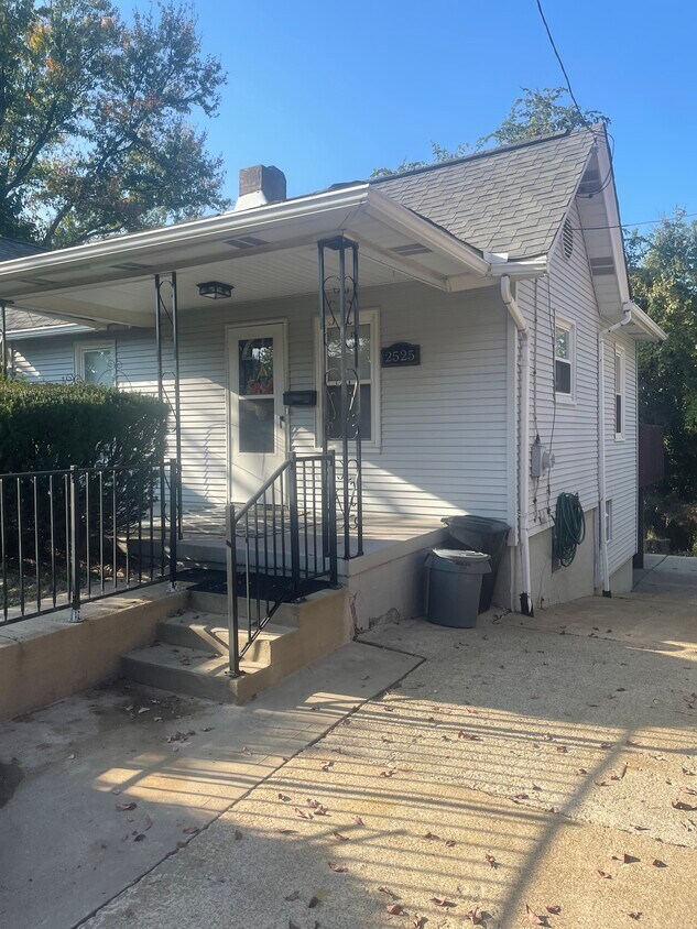 Primary Photo - 2525 Columbia Ave