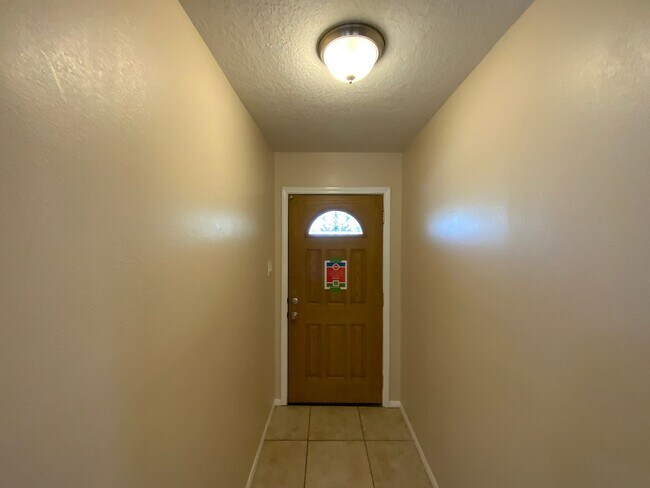 Foto del edificio - 3 Bedroom Single Story Home Near Juan Tabo...