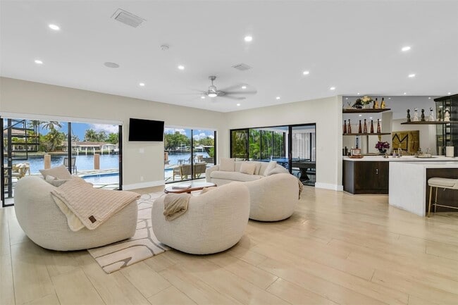 Photo - 319 S Riverside Dr House