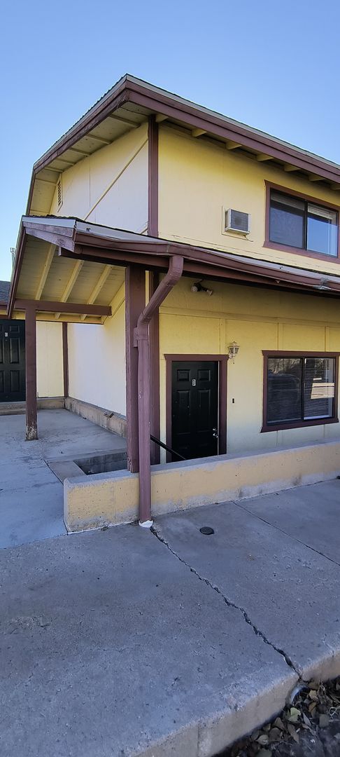 Building Photo - 3 bedroom 3 bath apartment close to town!