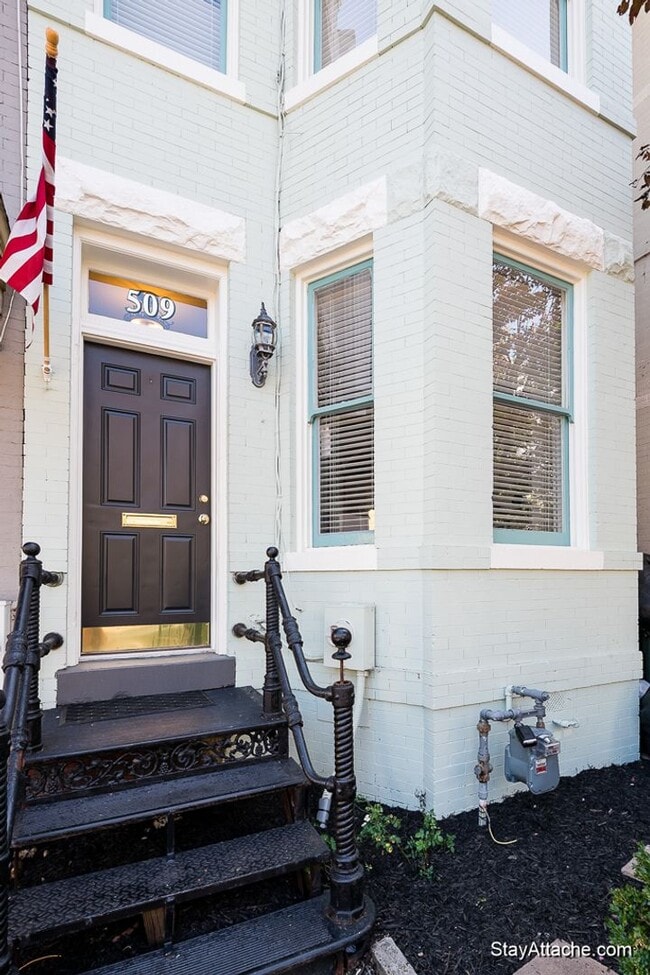 Building Photo - Stunning Capitol Hill Rowhome