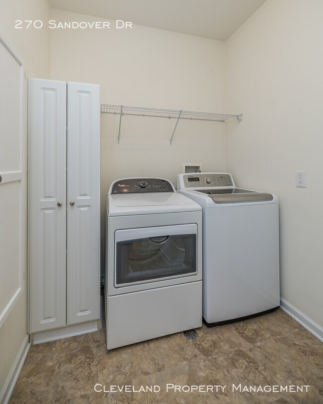Building Photo - Bright 2 Bedroom Ranch Style Condo