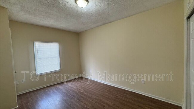 Foto del edificio - 2354 Leonid Rd