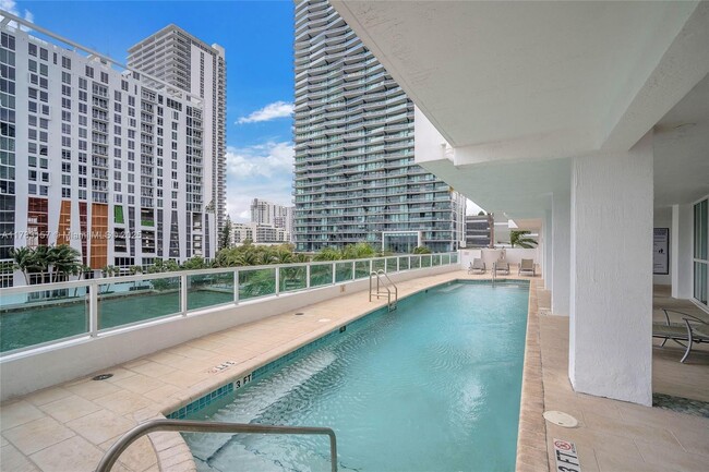 Foto del edificio - 500 NE 29th St