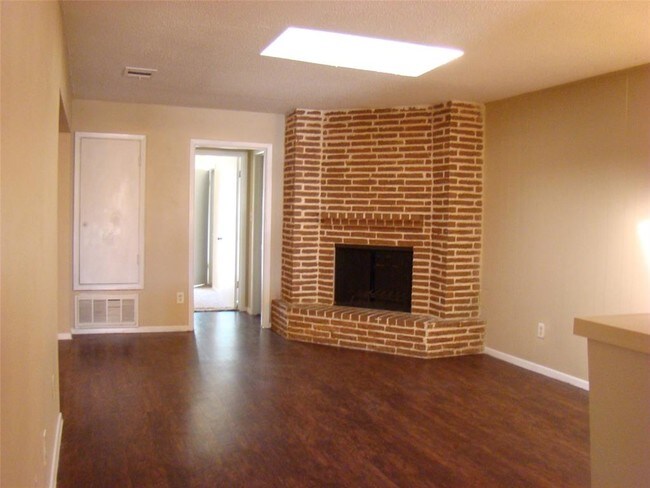 Building Photo - 8820 Bissonnet St
