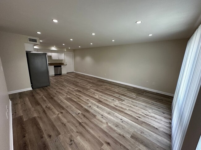 Building Photo - 2 Bedroom 1.5 Bath Townhome