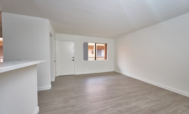 Foto del edificio - 4619 Rosewood Ave