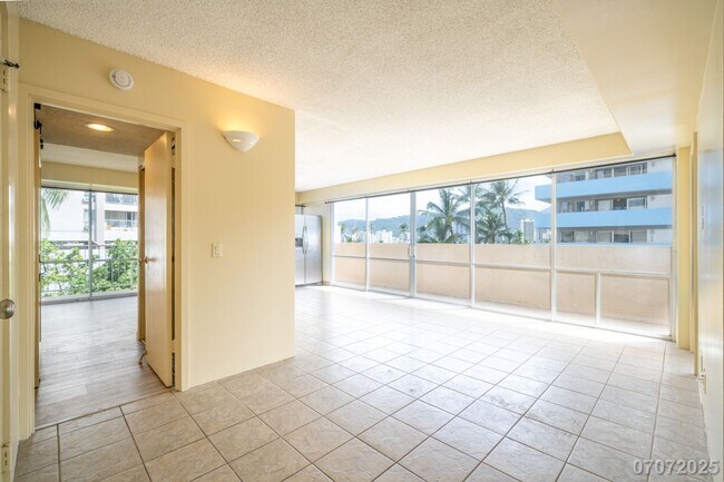 Foto del edificio - Oahu Surf I End Unit, Beautifully Renovated Waikiki Condo w/Views