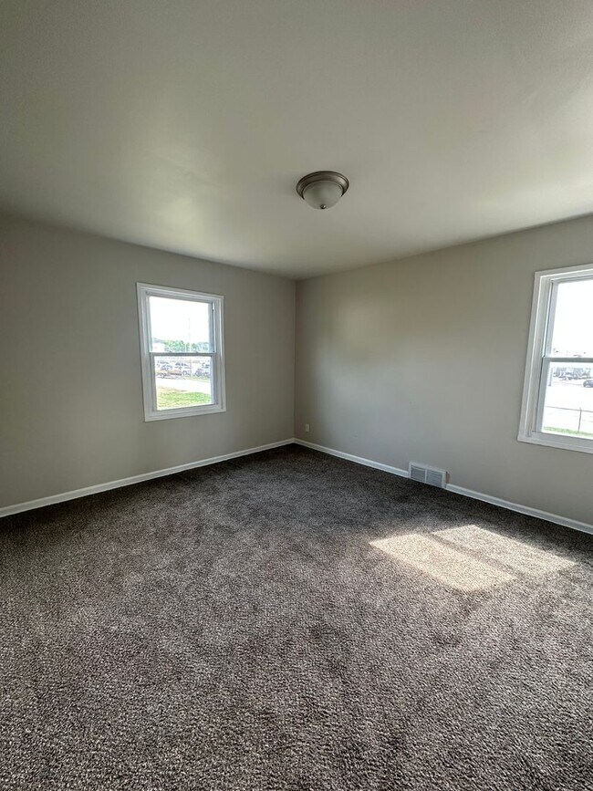 Building Photo - 2 Bedroom 1 Bath Duplex For Rent ***Center...