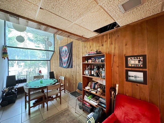 Building Photo - Huge 6 Bedroom, 3.5 Bathroom House in the ...