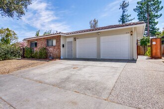 Building Photo - 1676 Blue Jay Dr