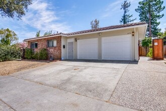 Building Photo - 1676 Blue Jay Dr