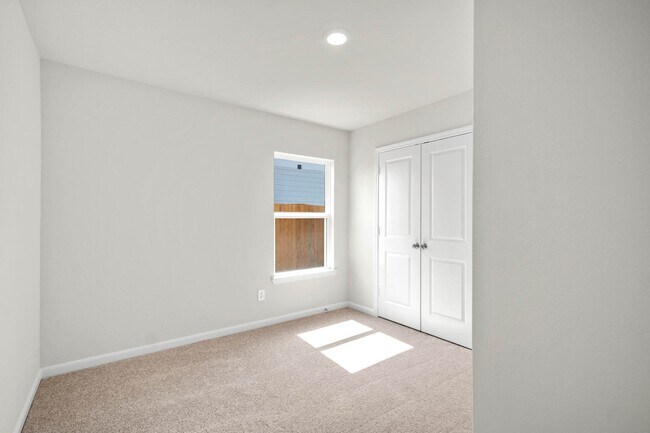 Building Photo - 16475 Honeysuckle Hl Dr