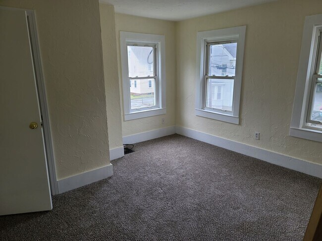 Foto del edificio - Large 3 bed unit in Ashland with 2 parking spots.