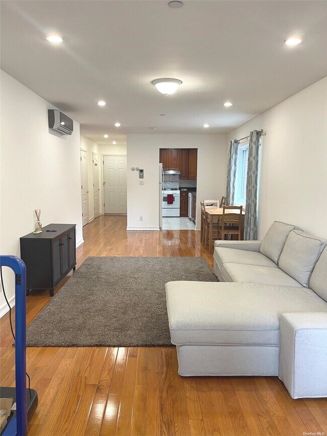 Foto del edificio - 99-41 63rd Rd