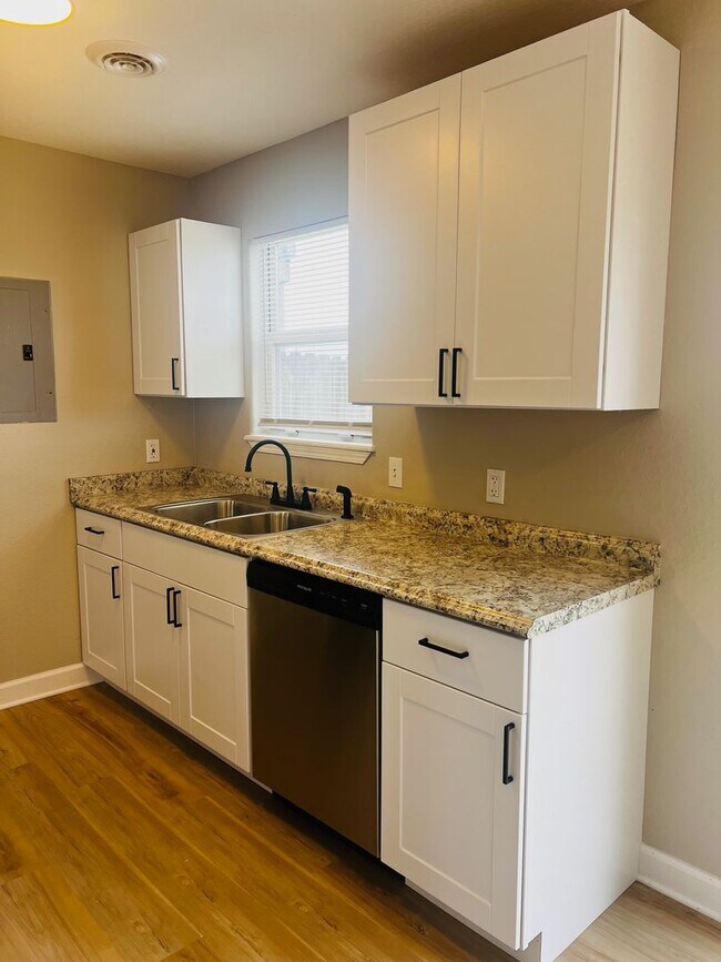 Foto del edificio - Available Now – Updated 3 Bedroom Tri-Plex...