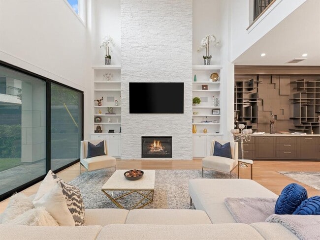 Building Photo - 5509 Navarro St