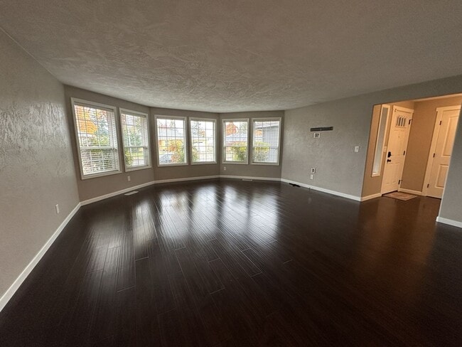 Building Photo - Pristine 3-Bedroom, 2-Bath Home with Modern Features in North Medford