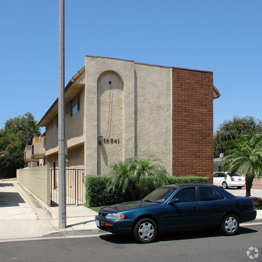 Building Photo - 16941 Hoskins Ln