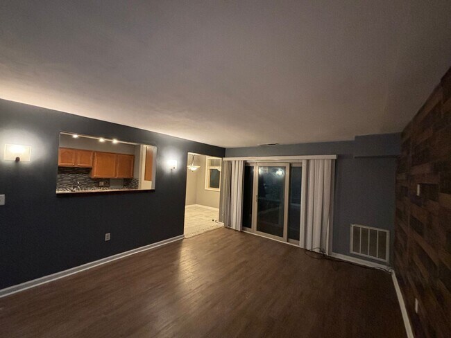 Building Photo - 2 Bedroom gas heat, designated parking, PE...