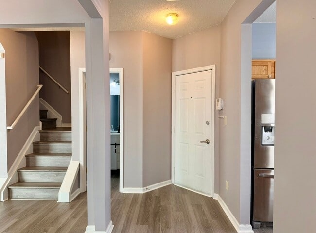 Building Photo - 3 Bed 2.5 Bath Hampton Home!