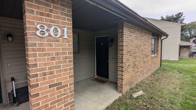 Building Photo - 801 Kerns Dr NE