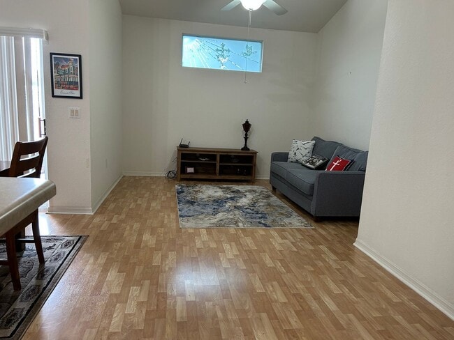 Building Photo - Charming 2 bedroom/ 2 bath condo