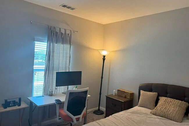 Building Photo - Furnished 4 Bed/2 Bath Plus a Bonus Room U...