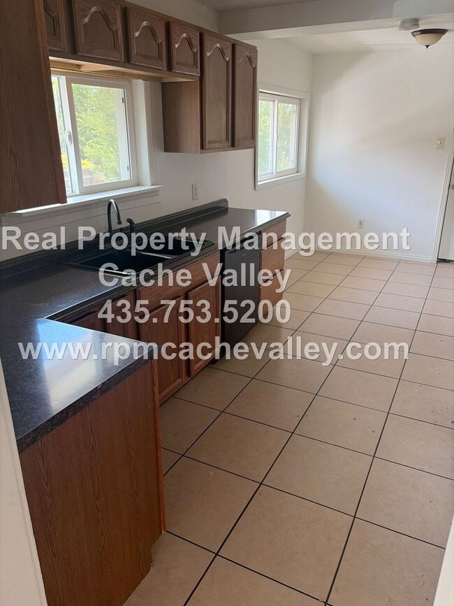 Building Photo - 245 E 300 N