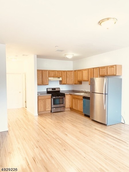Primary Photo - 563 E 23rd St